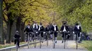 Sejumlah peserta mengendarai sepedanya yang dijalankan tanpa rantai saat menghadiri balapan Penny Farthing tahunan di Praha, Republik Ceko (5/11). Penny farthing adalah sepeda yang roda depannya jauh lebih besar dari roda belakang. (Reuters/David W Cerny)