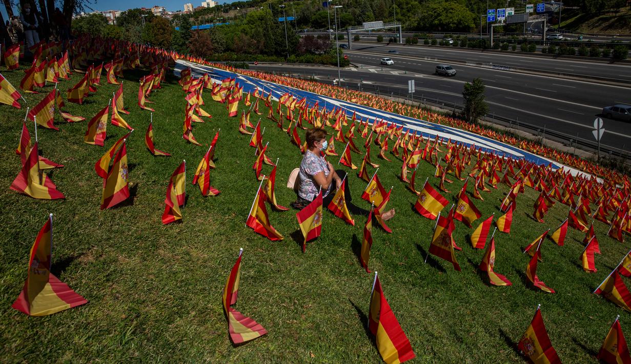 FOTO: Ribuan Bendera Spanyol Kenang Nyawa yang Hilang ...