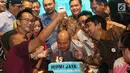 Ketua Umum HIPMI Jaya, Afifuddin Suhaeli Kalla meniup lilin bersama para pengurus pada perayaan HUT HIMPI Jaya ke - 45 di Jakarta, Selasa (30/4/2019). Perayaan yang dihadiri pengusaha dan tokoh senior HIPMI mengusung tema Rumah Kita Jaya. (Liputan6.com/HO/Dodi)