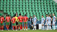 Wasit asal Swedia, Glenn Nyberg, menatap pemain-pemain Argentina dan Maroko untuk bersiap bertanding lagi setelah laga sepak bola Olimpiade 2024 itu sempat ditangguhkan, Kamis (25/7/2024) dini hari WIB. (Arnaud FINISTRE / AFP)