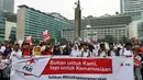 Ratusan sukarelawan Palang Merah Indonesia (PMI) gelar aksi di acara car free day, Bunderan HI, Jakarta, Minggu (6/3). Mereka mendesak DPR untuk mengesahkan RUU Kepalangmerahan menjadi UU Kepalangmerahan pada tahun 2016 ini.(Liputan6.com/Yoppy Renato)