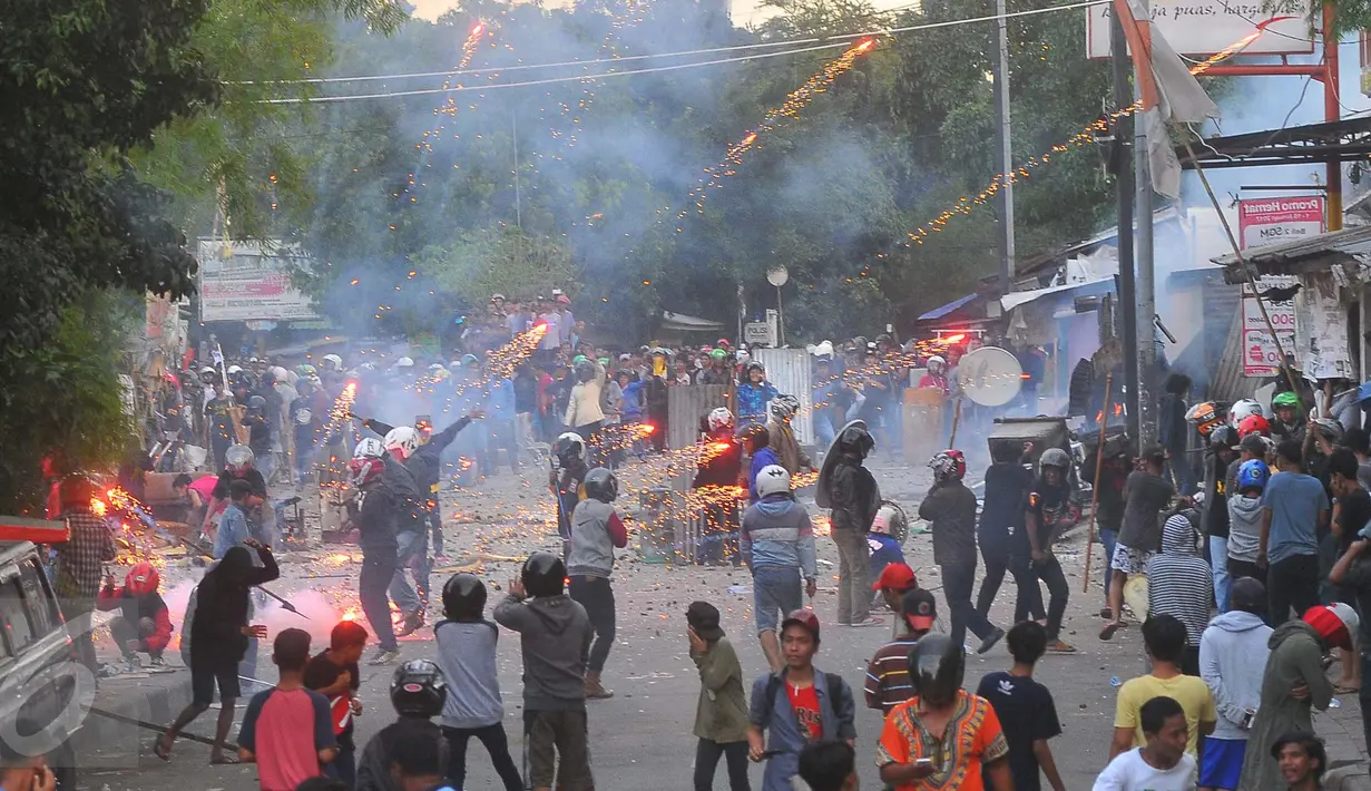 Tawuran antarwarga kembali pecah di dekat Stasiun Manggarai, Jakarta Selatan, Minggu (8/1). Mereka tampak membawa kayu dan saling lempar batu, sehingga membuat hamparan batu berserakan di jalanan. (Liputan6.com/Angga Yuniar)