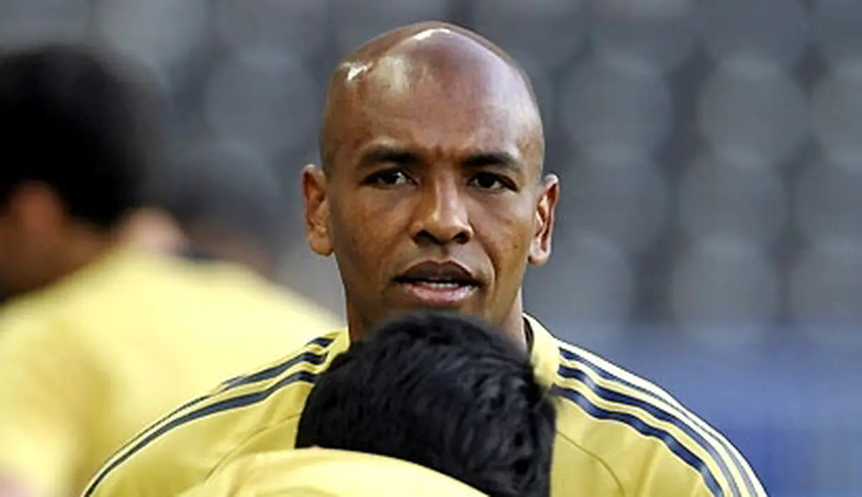 Spanish midfielder Marcos Senna attends a training session at Ernst-Happel stadium in Vienna. Germany will play against Spain the Euro 2008 championships final football match on June 29, 2008 at Ernst Happel stadium in Vienna. AFP PHOTO / FRANCK FIFE