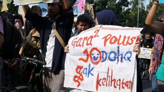 poster nyeleneh mahasiswa