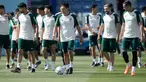 Para pemain Meksiko tiba untuk latihan jelang melawan Argentina pada pertandingan sepak bola Grup C Piala Dunia 2022 di Jor, Qatar, Jumat (25/11/2022). Meksiko akan menghadapi Argentina pada 27 November 2022. (AP Photo/Moises Castillo)