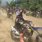 Pembalap Motocross Bertarung di Puncak Wawas Argo
