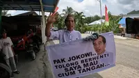 Aksi Roman Neo Saputra agar bisa bertemu Presiden Jokowi (Arfandi Ibrahim/Liputan6.com)