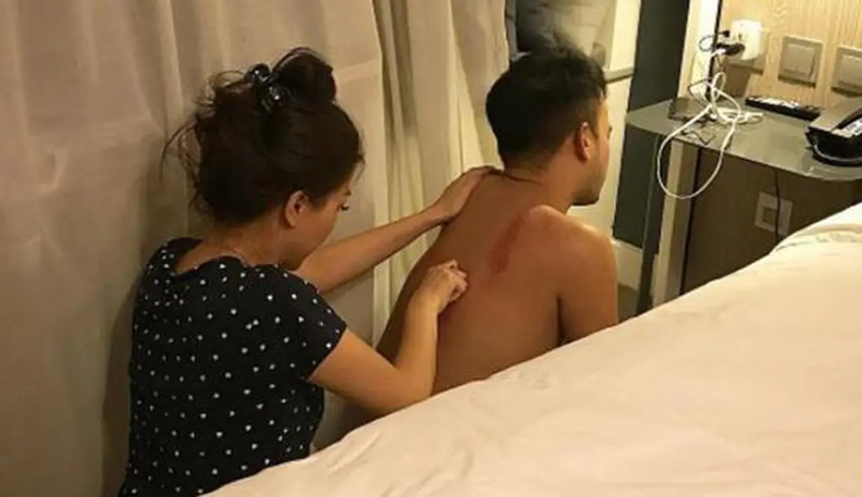 Potret kesederhanaan begitu terlihat dari keluarga Ruben Onsu. Ditengah era yang serba maju, Ruben masih terlihat dengan menggunakan cara lama yang digunakan saat sakit. (Instagram/ruben_onsu)