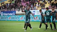 Penyerang PSS Sleman, Nicolau Dumitru, merayakan gol yang ia cetak ke gawang Persebaya Surabaya dalam lanjutan BRI Liga 1 2024/2025 di Stadion Manahan, Solo, Sabtu (11/1/2025) malam WIB. (Bola.com/Dok. PSS Sleman)