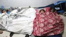 Anak-anak bersiap untuk tidur saat berlindung dari serangan roket di shelter bom Kota Ashkelon, Israel, Rabu (13/11/2019). Militan Palestina menghujani Israel dengan roket sebagai balasan atas tewasnya komandan Jihad Islam Palestina Baha Abu Al-Ata dalam serangan udara Israel. (GIL COHEN-MAGEN/AFP)