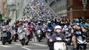 Pengendara sepeda motor melintasi Jembatan Taipei pada jam sibuk pagi hari, China (21/5). Sebelumnya telah beredar sebuah video mengejutkan mengenai kondisi sebuah jalan yang dipenuhi oleh antrean motor. (AFP Photo/Chris Stowers)