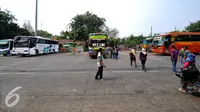 Sejumlah penumpang saat ingin menaiki bus di Terminal Kampung Rambutan, Jakarta Timur, Selasa (30/6/2015). Jelang memasuki arus mudik Lebaran 2015 terminal Kampung Rambutan masih terlihat sepi dan lenggang. (Liputan6.com/Yoppy Renato)