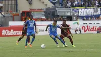 Persib Bandung mengalahkan PSM Makassar 5-2 di Stadion Si Jalak Harupat, Kab. Bandung, Minggu (22/12/2019). (Bola.com/Abdi Satria)