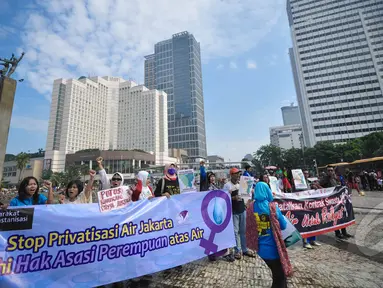 Aktivis dari Koalisi Masyarakat Menolak Swastanisasi Air Jakarta melakukan aksi Menolak Swastanisasi Air Jakarta di Bundaran HI, Jakarta, Minggu (22/3/2015). (Liputan6.com/Faizal Fanani) 
