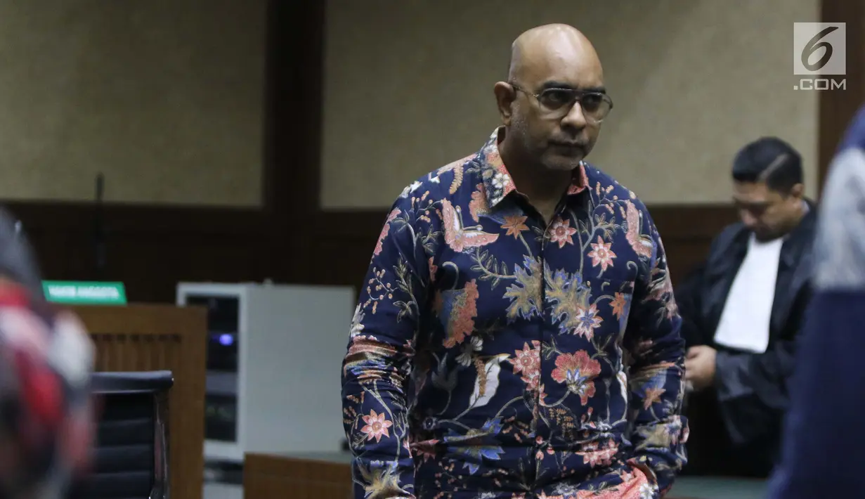 Kurnia Alexander Muskitta usai menjalani sidang pembacaan dakwaan di Pengadilan Tipikor, Jakarta, Rabu (14/8/2019). Kurnia Alexander Muskitta didakwa menjadi perantara suap mantan Direktur Produksi dan Teknologi Krakatau Steel, Wisnu Kuncoro. (Liputan6.com/Helmi Fithriansyah)