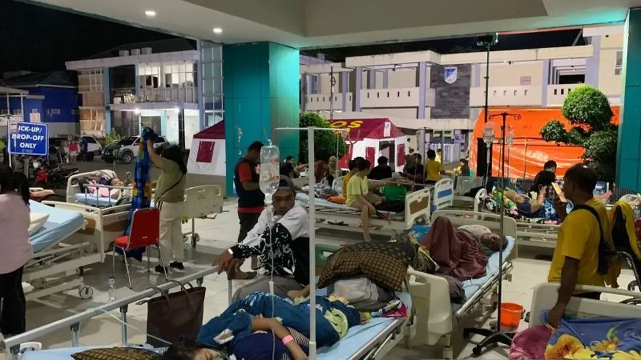 Rumah Sakit Umum Daerah (RSUD) Undata Palu memindahkan sementara sejumlah pasien ke area halaman rumah sakit pasca gempa