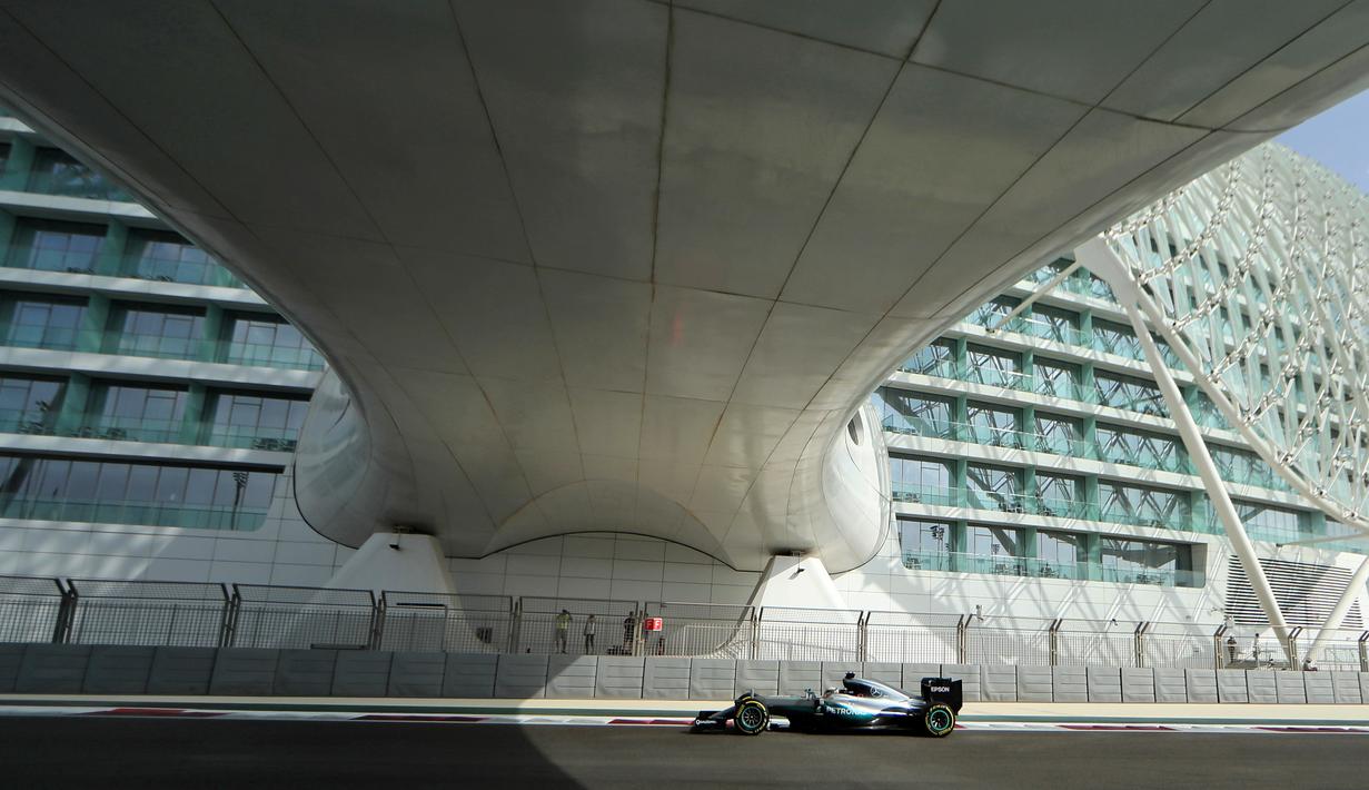 Pada latihan bebas pertama F1 GP Abu Dhabi, Lewis Hamilton yang menduduki posisi pertama membukukan waktu lap tercepat 1 menit 42, 869 detik. (AFP/Karim Sahib)