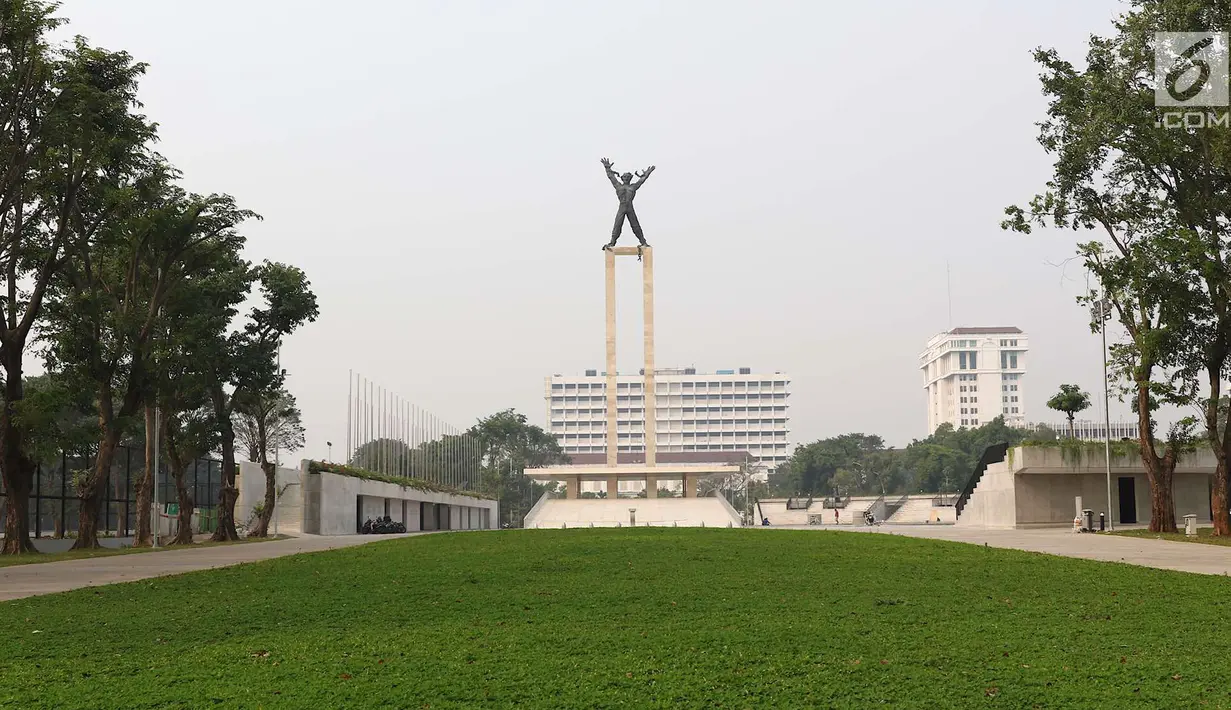 Pemandangan Lapangan Banteng di Jakarta, Selasa (3/7). Lapangan Banteng kini dilengkapi dengan lapangan bola, jogging track, lapangan voli, lapangan basket, dan juga lahan yang dipakai bermain badminton. (Liputan6.com/Immanuel Antonius)