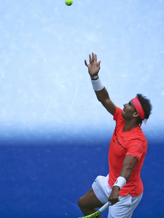 Petenis Spanyol, Rafael Nadal, saat bertanding melawan petenis Ukraina, Alexandr Dolgopolov, pada putaran keempat turnamen AS Terbuka 2017 di New York, Senin (4/9/2017). Nadal menang 6-2, 6-4, 6-1 atas Alexandr Dolgopolov. (AP/Jason Decrow)
