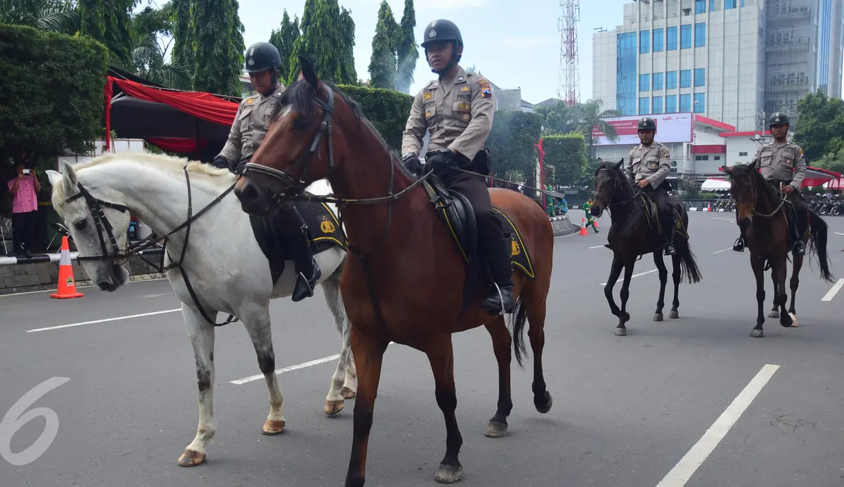 Petugas kepolisian menunggang kuda menjaga kawasan Lapangan Simpanglima, Semarang , Rabu (17/2). 17 pasangan kepala daerah diambil sumpah jabatan masing-masing untuk daerah di jawa tengah jabatan periode 2016-2021. (Gholib)