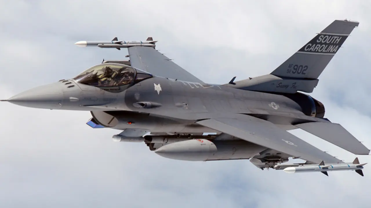 Pesawat Tempur F-16V Mendarat di Indonesia