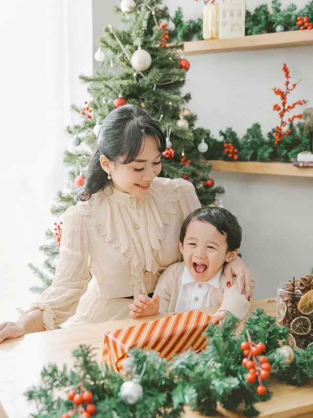 6 Pemotretan Keluarga Ahok Bertema Natal, Ceria Bareng Dua Buah Hati
