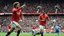 Pemain Manchester United Marouane Fellaini merayakan golnya saat melawan Arsenal dalam pertandingan Liga Inggris di stadion Old Trafford di Manchester (29/4). Gol kemenangan ini berhasil diciptakan oleh Fellaini pada menit ke-90. (AFP/Paul Ellis)