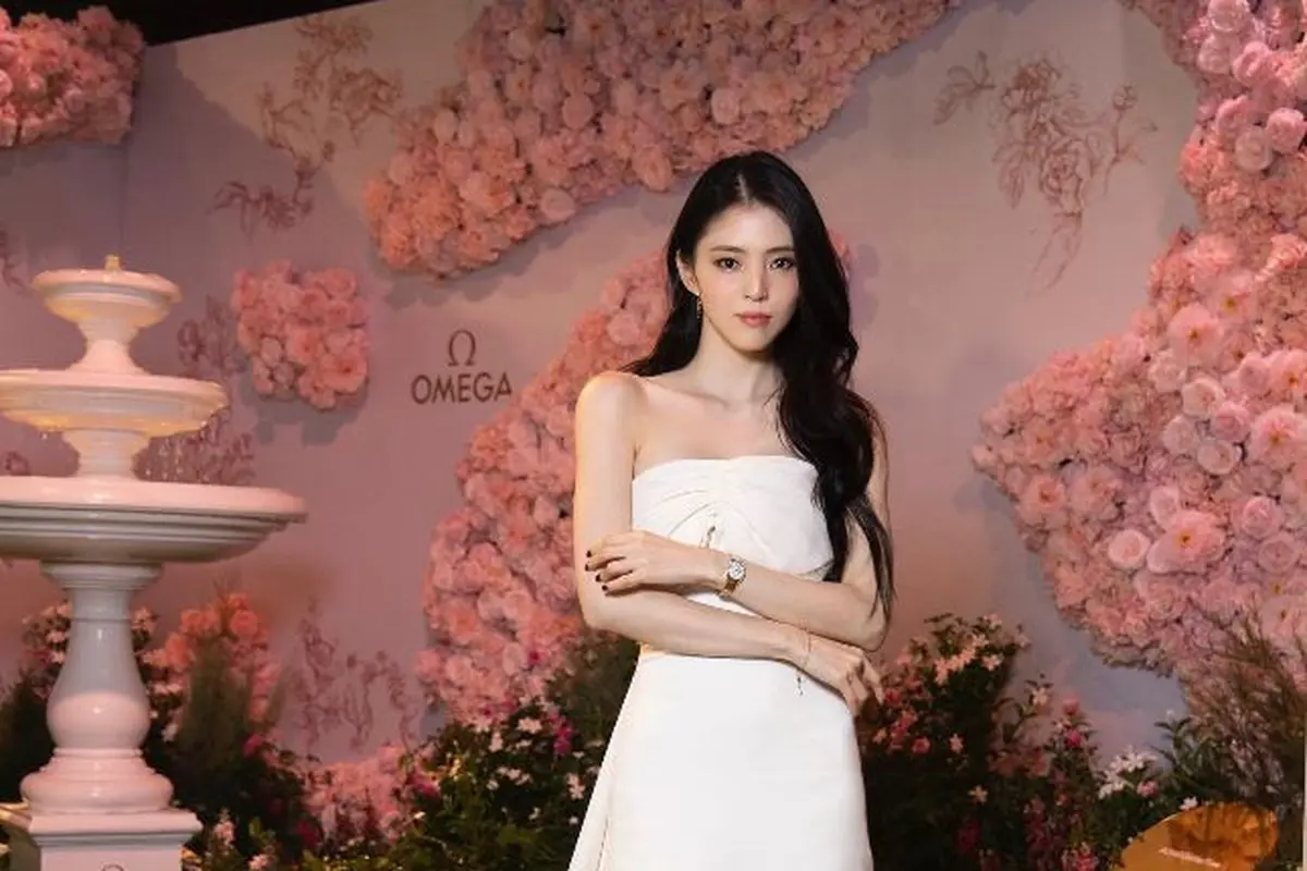 Han So Hee Tampil Cantik Bergaun Putih di Event Omega Thailand, Curi Perhatian Pose Bareng Win Metawin