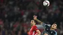 Gelandang MU, Henrikh Mkhitaryan berebut bola udara denan gelandang Celta Vigo Pedro Pablo Hernandez pada leg kedua Liga Europa di stadion Old Trafford, Inggris,(11/5). MU akan berhadapan dengan Ajax di Final. (AP Photo/Dave Thompson)