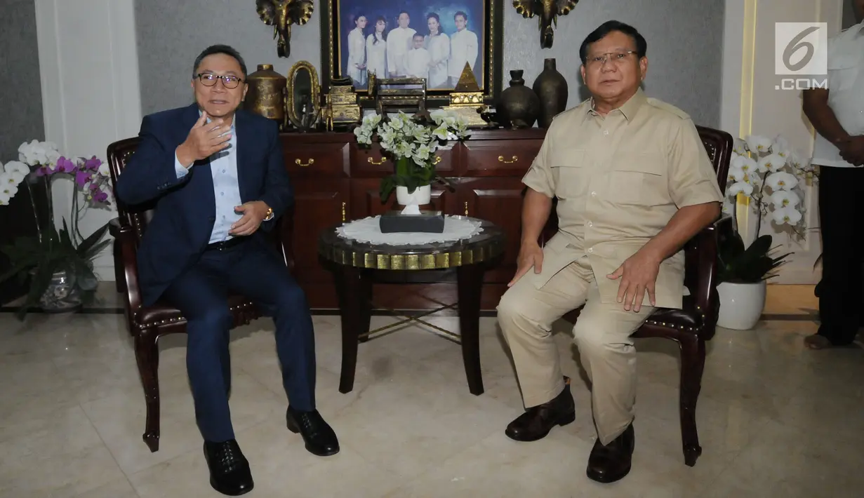 Ketua MPR yang juga Ketua Umum PAN, Zulkifli Hasan (kiri) bersamaKetua Umum Partai Gerindra Prabowo Subianto di Rumah Dinas Ketua MPR, Jakarta, Senin (25/6). Pertemuan kedua tokoh tersebut berlangsung tertutup. (Liputan6.com/Helmi Fithriansyah)