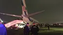 Petugas berada di sekitar pesawat yang membawa pasangan Capres AS Donald Trump, Mike Pence setelah tergelincir di Bandara LaGuardia, New York, Kamis (27/10). Tidak ada korban jiwa atau luka dalam insiden tersebut. (Ines DeLaCuetara/ABC News via AP)