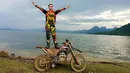 Oza Moza yang bernama asli Fuji Yanti berpose di atas motor trail. Oza Moza kerap menggungah foto-foto cantiknya berseragam PNS ke Instagram dan dibanjiri komentar oleh netizen yang mengatakan jika wajahnya mirip dengan Miyabi. (Instagram/@mozakitty95)