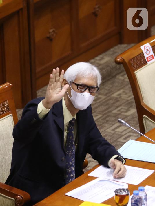 Calon Hakim Agung Tata Usaha Negara (TUN) khusus pajak Triyono Martanto melambaikan tangan saat uji kelayakan di ruang rapat Komisi III DPR, kompleks Parlemen, Jakarta, Rabu (27/1/2021). Komisi III menghentikan uji kelayakan terhadap Triyono karena diduga plagiat. (Liputan6.com/Angga Yuniar)