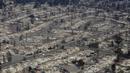 Pemandangan sejumlah rumah yang luluh lantak setelah kebakaran hebat di kawasan penghasil anggur Santa Rosa, California, Rabu (11/10). Kebakaran ini tercatat sebagai kebakaran terdahsyat di California dalam satu dekade terakhir. (AP Photo/Jeff Chiu)