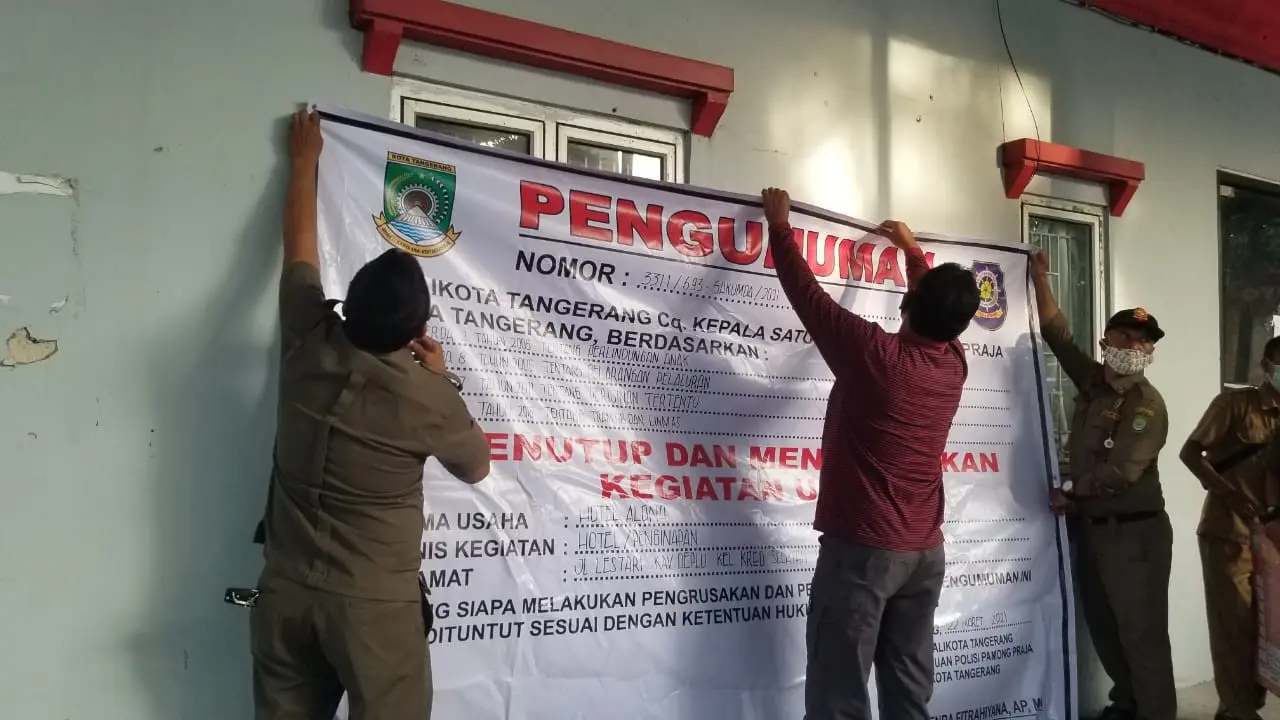 Pasca-penggerebekan dugaan prostitusi di Hotel Alona milik artis Cynthiara Alona oleh Polda Metro Jaya di Kreo, Larangan, Kota Tangerang, hotel yang lebih mirip kos-kosan tersebut, disegel Pemkot Tangerang.