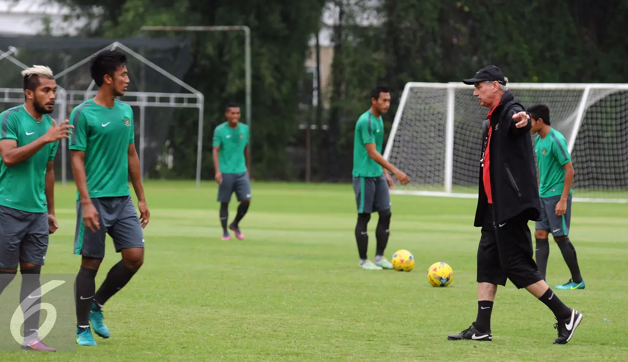 Pelatih Timnas Indonesia, Alfred Riedl (kanan) memberi arahan saat latihan di SPH Karawaci, Tangerang, Selasa (15/11). Jelang berlaga di Piala AFF 2016, Timnas Indonesia fokus berlatih tendangan bola mati. (Liputan6.com/Helmi Fithriansyah)