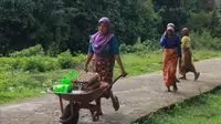 Sejumlah warga di Desa Sungai Talang, Bungo, Jambi, usai menerima bantuan sembako di tengah pandemi dan ramadan. Sembako yang diberikan warga tersebut berasal dari dana karbon di Hutan Lindung Bujang Raba. (Liputan6.com / dok KKI Warsi/ Gresi Plasmanto)