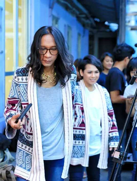 "Nggak, kami sama sekali nggak menunda yak. Kami tahun ini udah mulai program, Insya Allah beberapa bulan lagi kami benar-benar bikin," ungkap Evelyn saat ditemui di kawasan Kapten Tendean, Jakarta Selatan, Kamis (19/1/2017).  (Adrian Putra/Bintang.com)