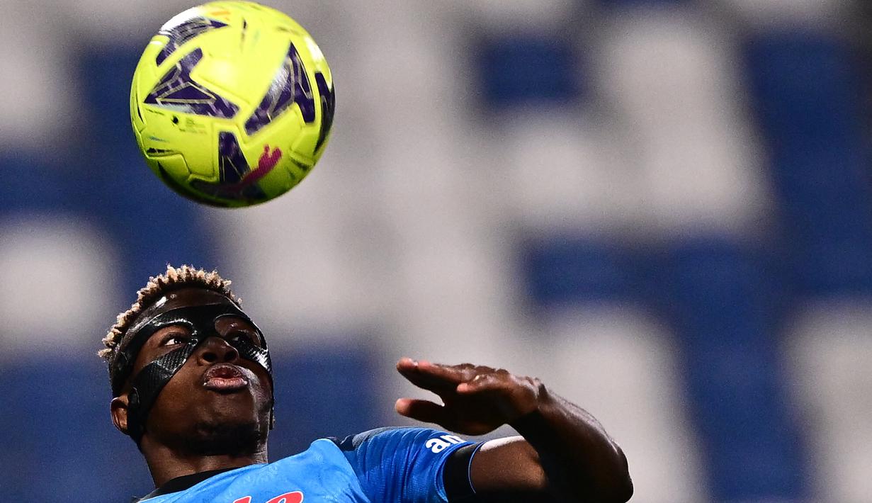 Pemain Napoli, Victor Osimhen mengontrol bola dalam pertandingan pekan ke-23 Liga Italia 2022/2023 melawan Sassuolo yang berlangsung di Mapei Stadium, Sabtu (18/2/2023). (AFP/Marco Bertorello)