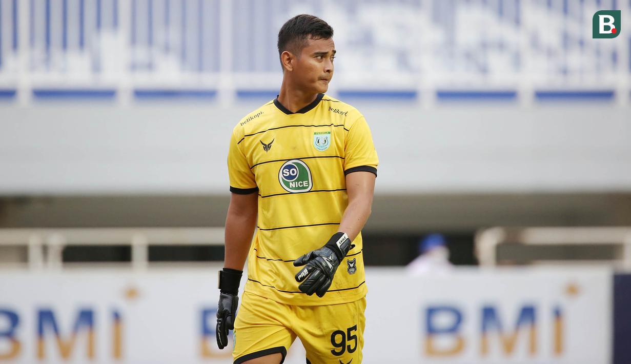 Ravi Murdianto merupakan penjaga gawang milik Persela Lamongan di BRI Liga 1 musim 2021/2022. Anggota aktif TNI AD tersebut pernah menggegerkan publik sepak bola Asia kala Timnas U-19 Indonesia mampu menyabet gelar AFF pada tahun 2013. (Bola.com/M. Iqbal Ichsan)