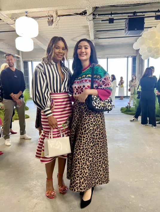 Tak ketinggalan, Febby bertemu Aktris dari film Honk for Jesus. Save Your Soul, Regina Hall, yang mengenakan outift dengan motif bergaris. Kate Spade