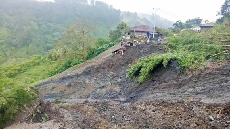 Longsor terjadi di Kawasan Aia Dingin Lembah Gumanti Kabupaten Solok, Sumatera Barat.