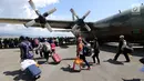 Warga Palu bersiap masuk ke pesawat Hercules TNI AU tujuan Makasar-Malang di Bandara Mutiara Sis Al-Jufri Palu, Sabtu (6/10). Sejumlah warga mengaku akan tinggal di daerah yang aman di mana ada sanak keluarga. (Liputan6.com/Fery Pradolo)