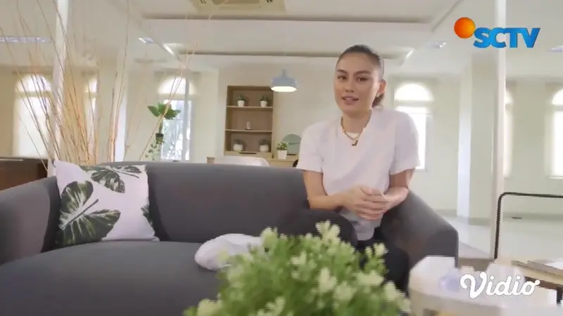 6 Potret Rumah Mewah Agnez Mo, Penuh Nuansa Cerah dan Luas