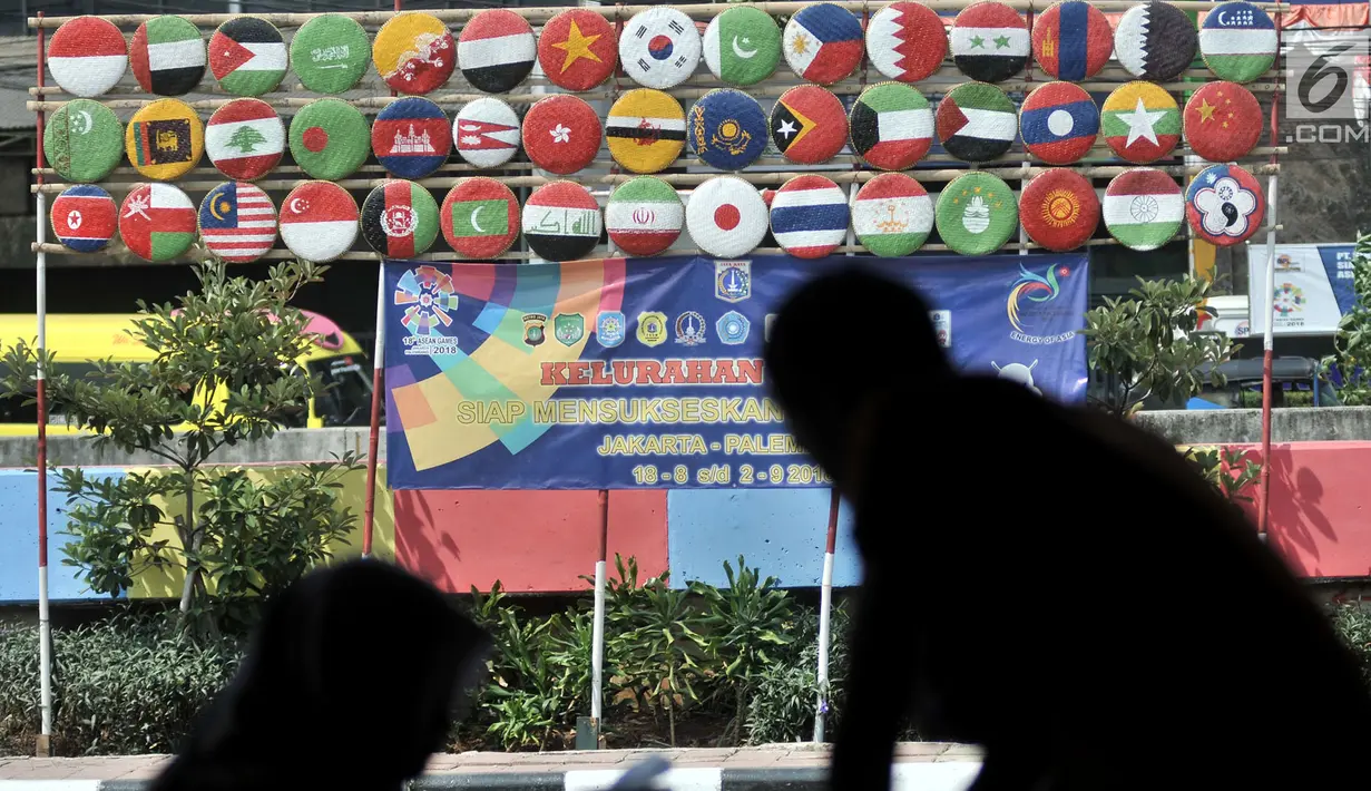 Aktivitas pelanggan salah satu rumah makan di dekat instalasi berupa bendera negara-negara peserta Asian Games 2018 di Jalan Tanah Tinggi Barat, Kelurahan Bungur, Kecamatan Senen, Jakarta, Minggu (15/7). (Merdeka.com/Iqbal S. Nugroho)
