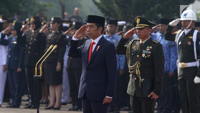 Presiden Joko Widodo memimpin upacara peringatan Hari Pahlawan Nasional 2018 di TMP Cikutra, Bandung, Sabtu (10/11). Upacara ini untuk mengenang jasa para pahlawan yang telah berjasa untuk Indonesia. (Liputan6.com/Angga Yuniar)
