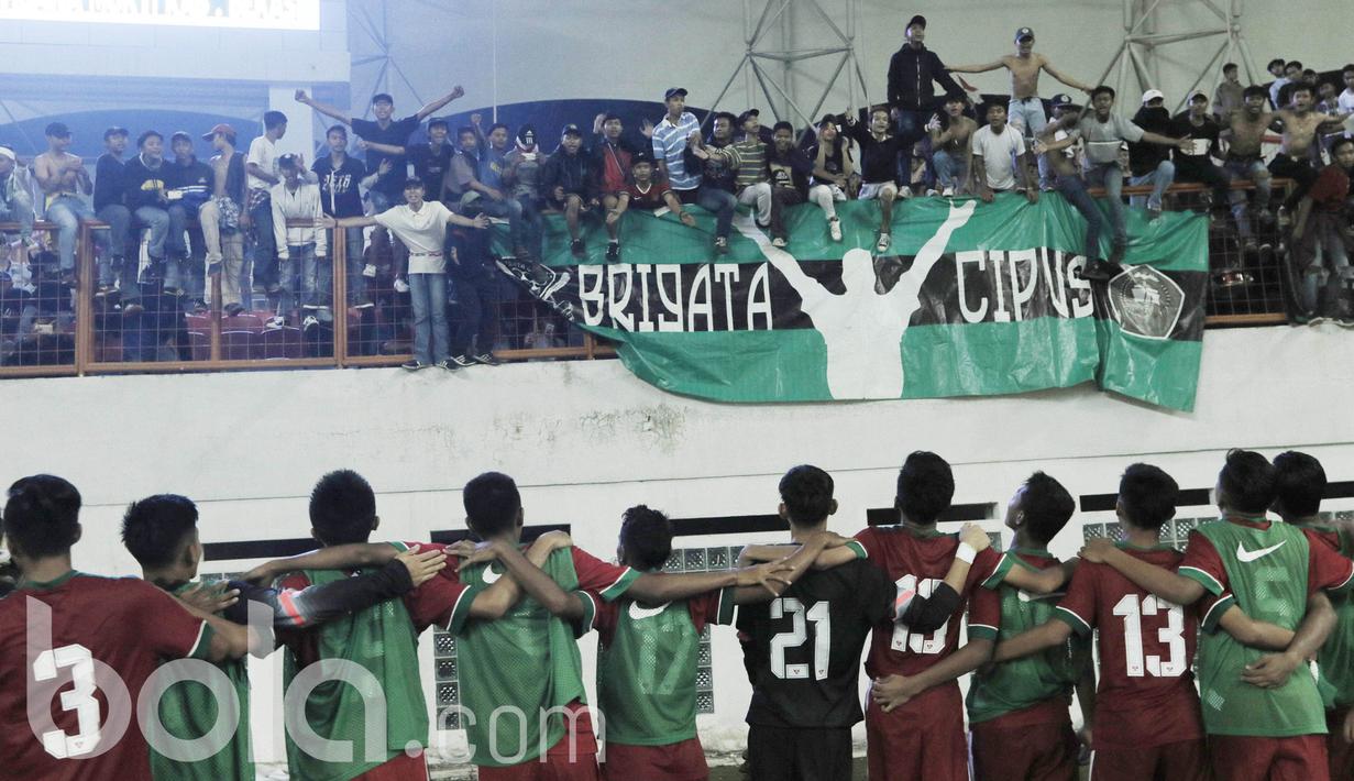 Pemain Timnas Indonesia U-16 menyapa suporter usai pertandingan melawan Singapura pada laga uji coba di Stadion Wibawa Mukti, Cikarang, Kamis, (8/6/2017). Indonesia menang 4-0. (Bola.com/M Iqbal Ichsan)