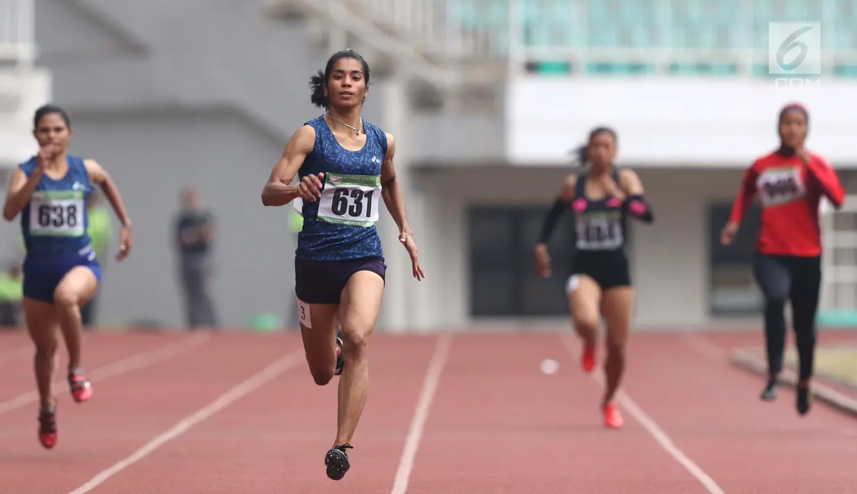 Atlet asal Maluku, Alvin Tehupeiory (kedua kiri) saat berlaga di kelas lari 200 meter putri senior Kejurnas Atletik U18, U20 dan Senior 2019 di Stadion Pakansari, Bogor, Minggu (4/8/2019). Alvin Tehupeiory meraih posisi pertama dengan catatan waktu 23,76 detik. (Liputan6.com/Helmi Fithriansyah)