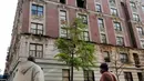 Warga melihat kondisi apartemen yang rusak setelah dilanda kebakaran di kawasan Harlem, New York, Amerika Serikat, Rabu (8/5/2019). Kebakaran terjadi diduga akibat kompor yang dibiarkan menyala semalaman. (AP Photo/Richard Drew)