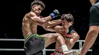 Rustam Yunusov saat mendaratkan pukulan hook kepada Toufiq Chabibi. Sejumlah KO terbaik tersaji dalam ONE Friday Fights yang digelar di&nbsp;Lumpinee Stadium, Bangkok, Thailand, pada Jumat (29/11/2024). Salah satunya ialah aksi Yusunov ketika menuntaskan perlawanan Chabibi. (Dok. ONE)